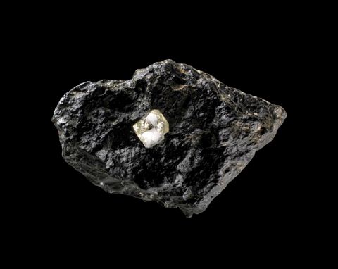 Berlian kasar di dalam batu