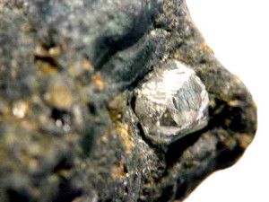 Berlian mentah di dalam batu vulkanik